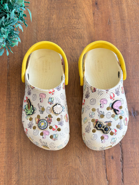 Crocs Infantil Estampado Praia com Alça Amarela e Jibbitz TAM 31 (US C13)