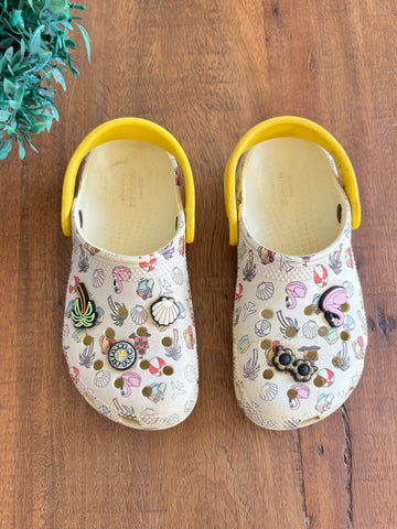 Crocs Infantil Estampado Praia com Alça Amarela e Jibbitz TAM 31 (US C13)