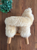 Banco em Madeira Maciça com Carinha de Ovelha e Patas Peludas Guapo Tapetes Altura 36 cm