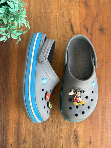 Sandália Crocs Cinza e Azul com Broches TAM 35 (W6)