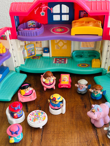 Casinha Little People Fisher Price com Som e 9 Bonecos