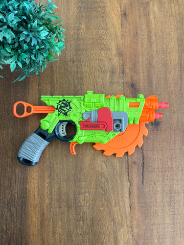 Lançador Nerf Original Zombie Strike Crosscut  com 4 Dardos TAM 33 X 22 cm