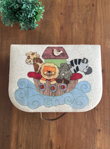 Maleta Cartonada de Bebê Aplicação em Tecido Arca de Noé Patchwork TAM 38 X 28 X 13 cm