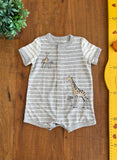 Romper Bebe Carter's Girafa Cinza TAM 3 Meses